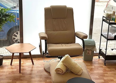 Comfortable seating at Buena Onda Peluquería & Uñas in Mazarrón, Región De Murcia, ES.
