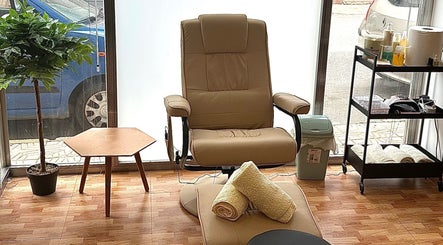 Comfortable seating at Buena Onda Peluquería & Uñas in Mazarrón, Región De Murcia, ES.
