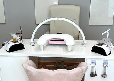 Elegant nail station at Buena Onda Peluquería & Uñas, Mazarrón, Región De Murcia, ES for premium services.