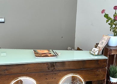 Reception desk at Buena Onda Peluquería & Uñas in Mazarrón, Región De Murcia, ES with decor.