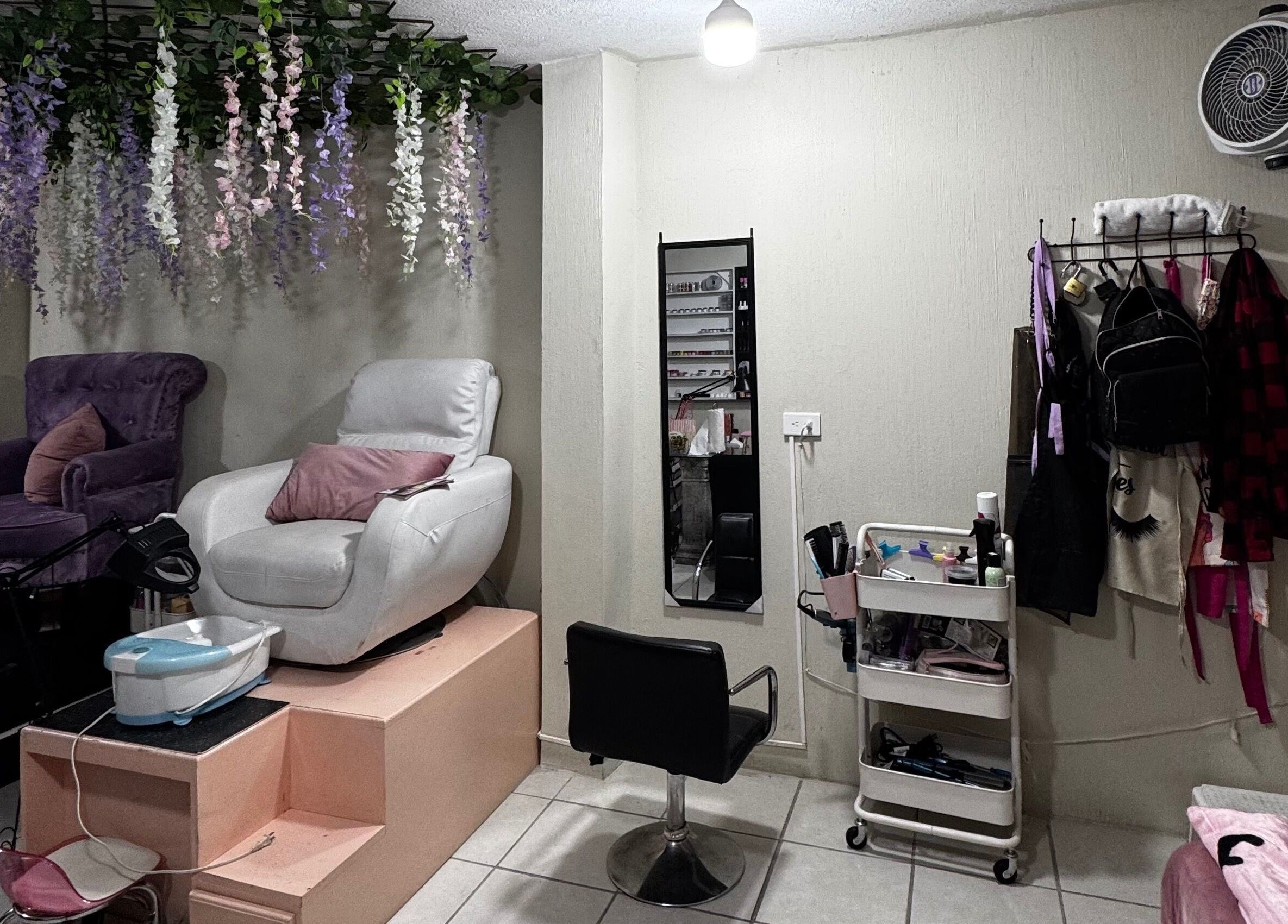 Nails Studio en Ciudad De Guatemala, Guatemala, GT, presenta sillas cómodas y decoración floral elegante.