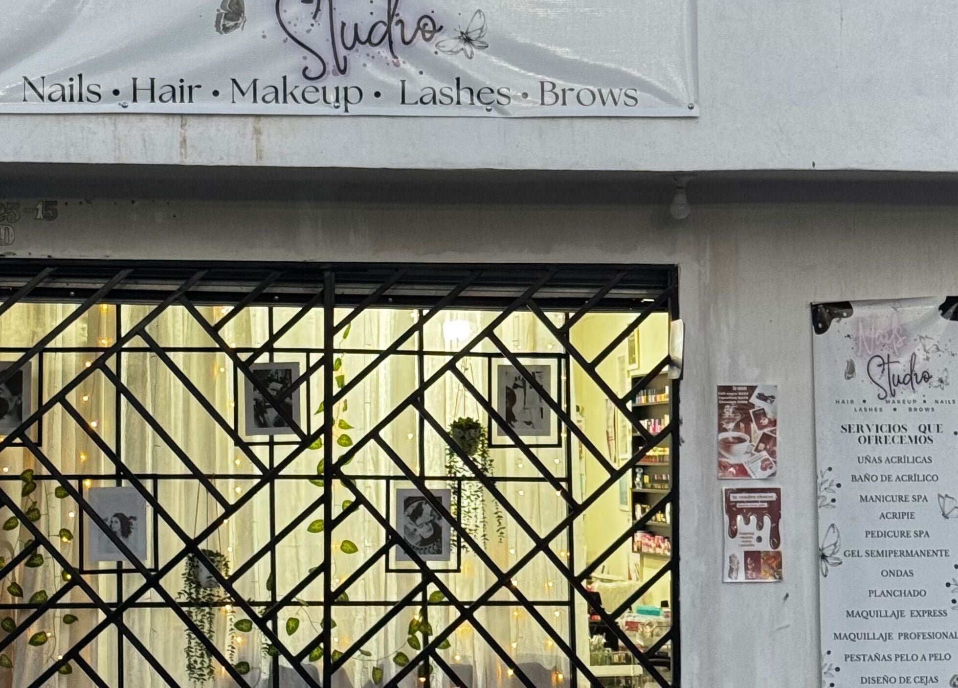 Fachada de Nails Studio en Ciudad De Guatemala con cartel informativo.