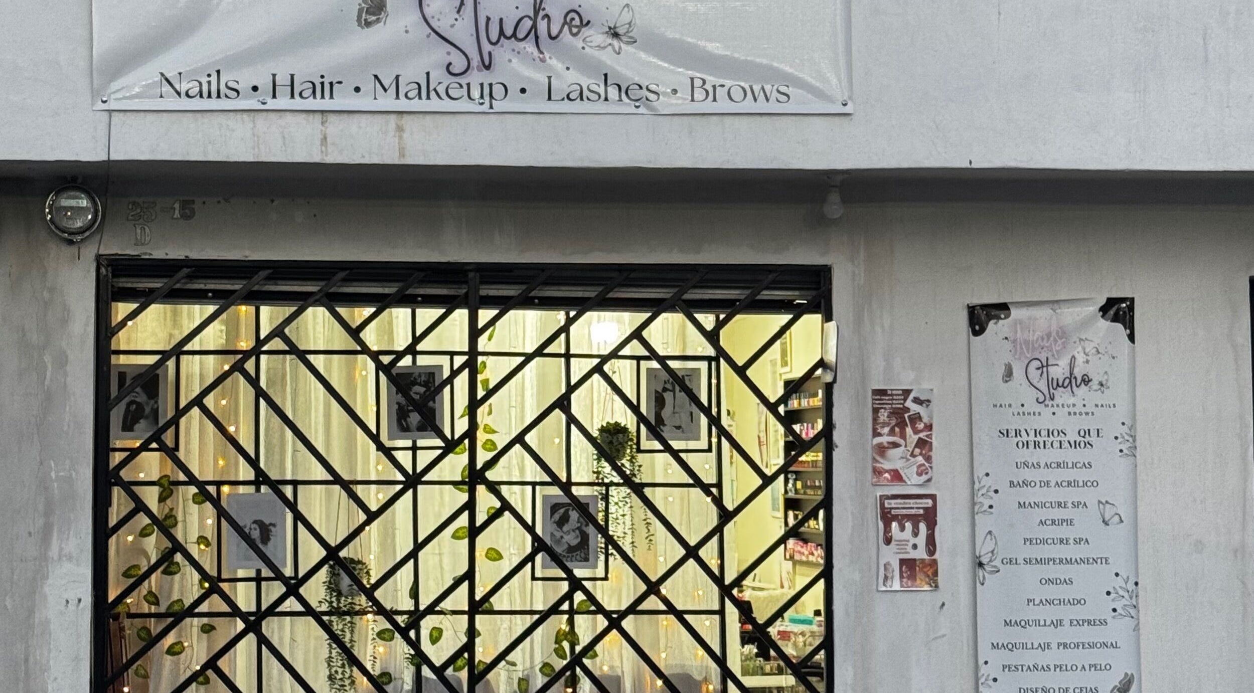 Fachada de Nails Studio en Ciudad De Guatemala con cartel informativo.
