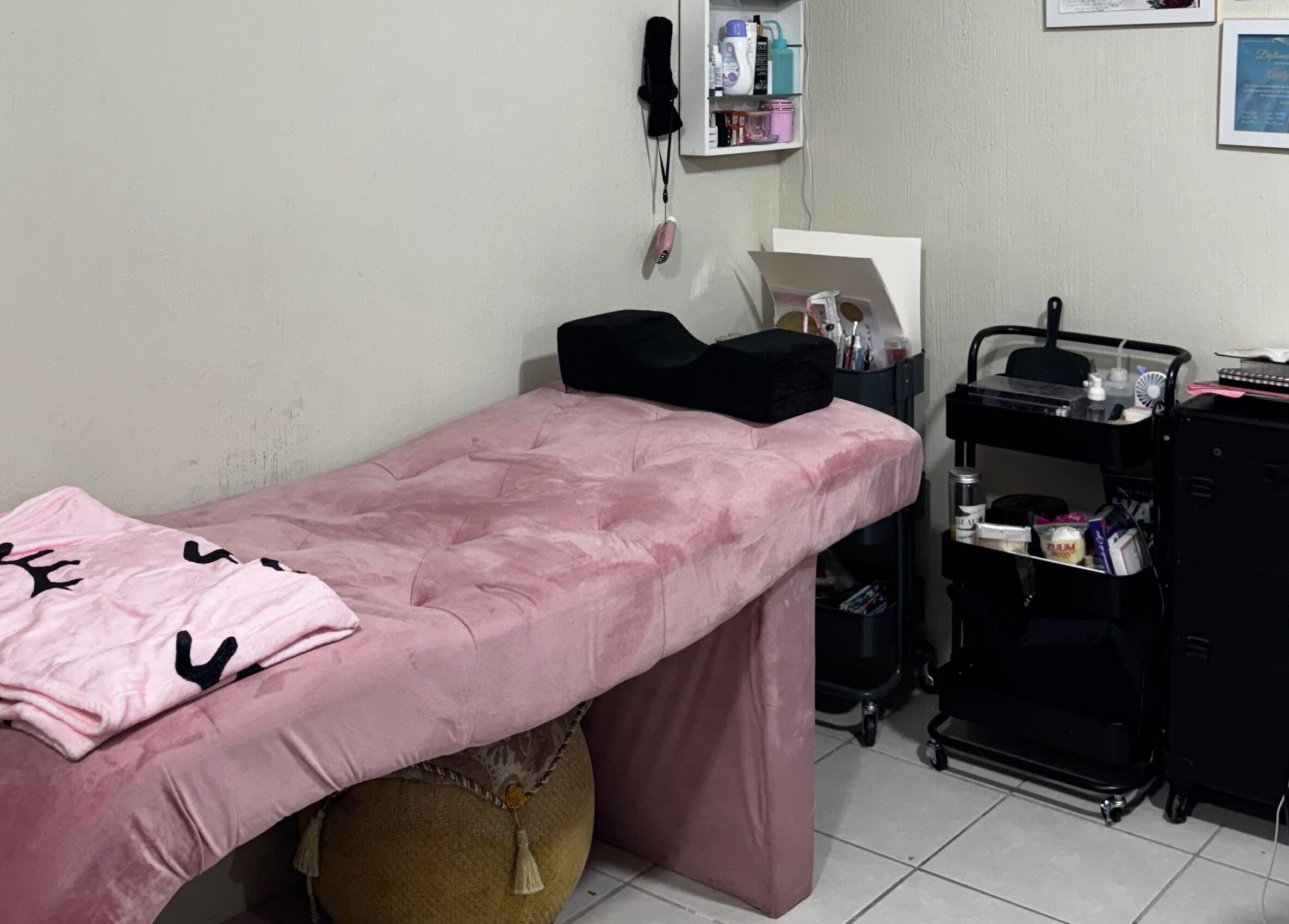 Sala de tratamiento en Nails Studio, Ciudad De Guatemala, Guatemala, GT con cama rosada y equipo profesional.