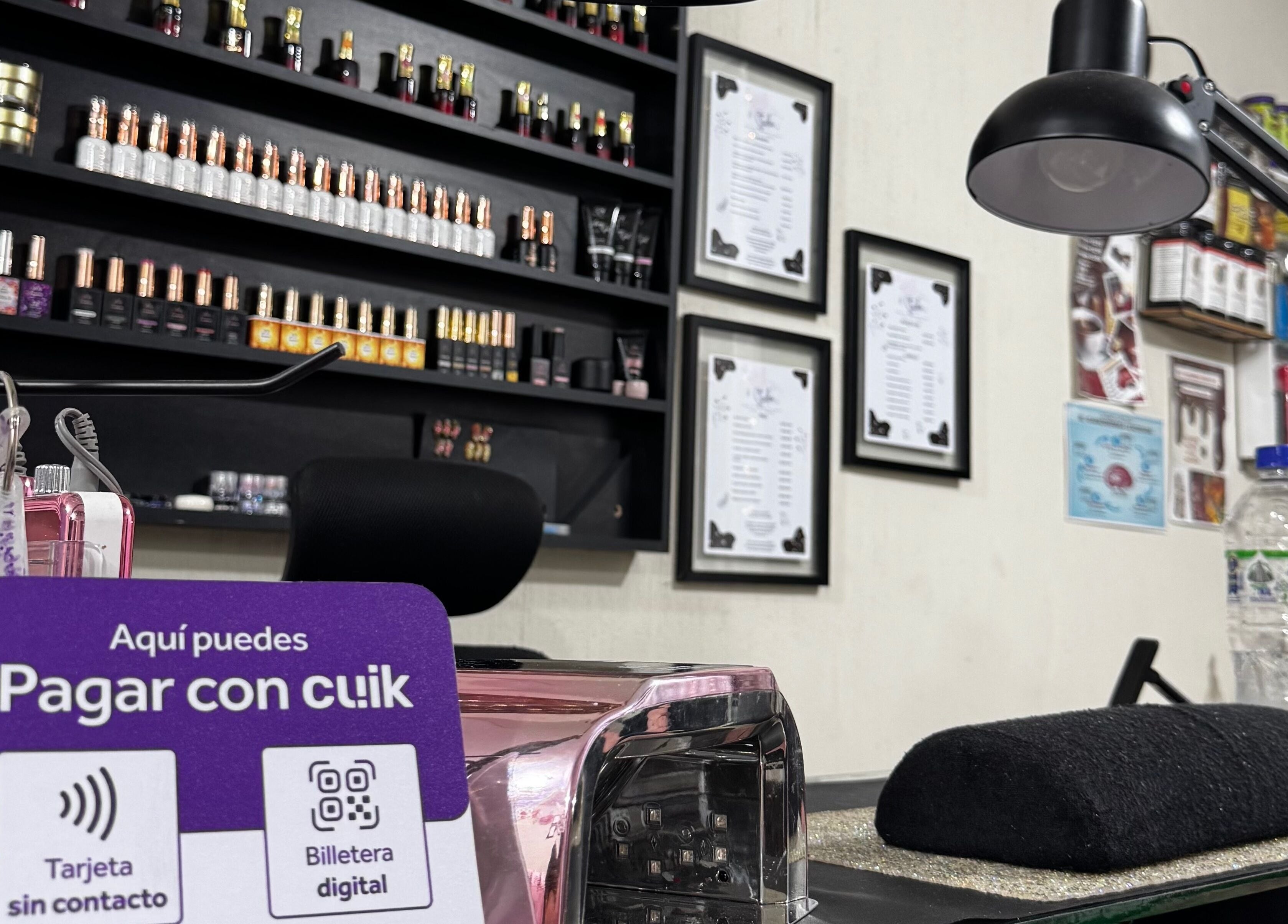 Interior acogedor en Nails Studio, Ciudad De Guatemala, Guatemala, GT, mostrando opciones de pago modernas.