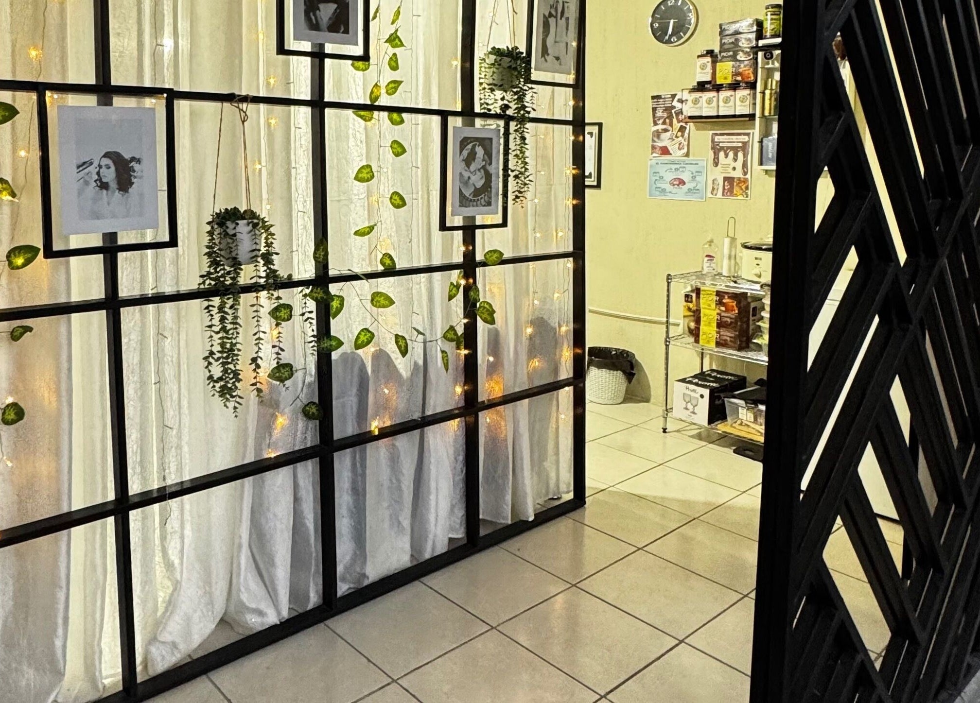 Entrada acogedora de Nails Studio en Ciudad De Guatemala, Guatemala, GT con decoración natural y luces cálidas.