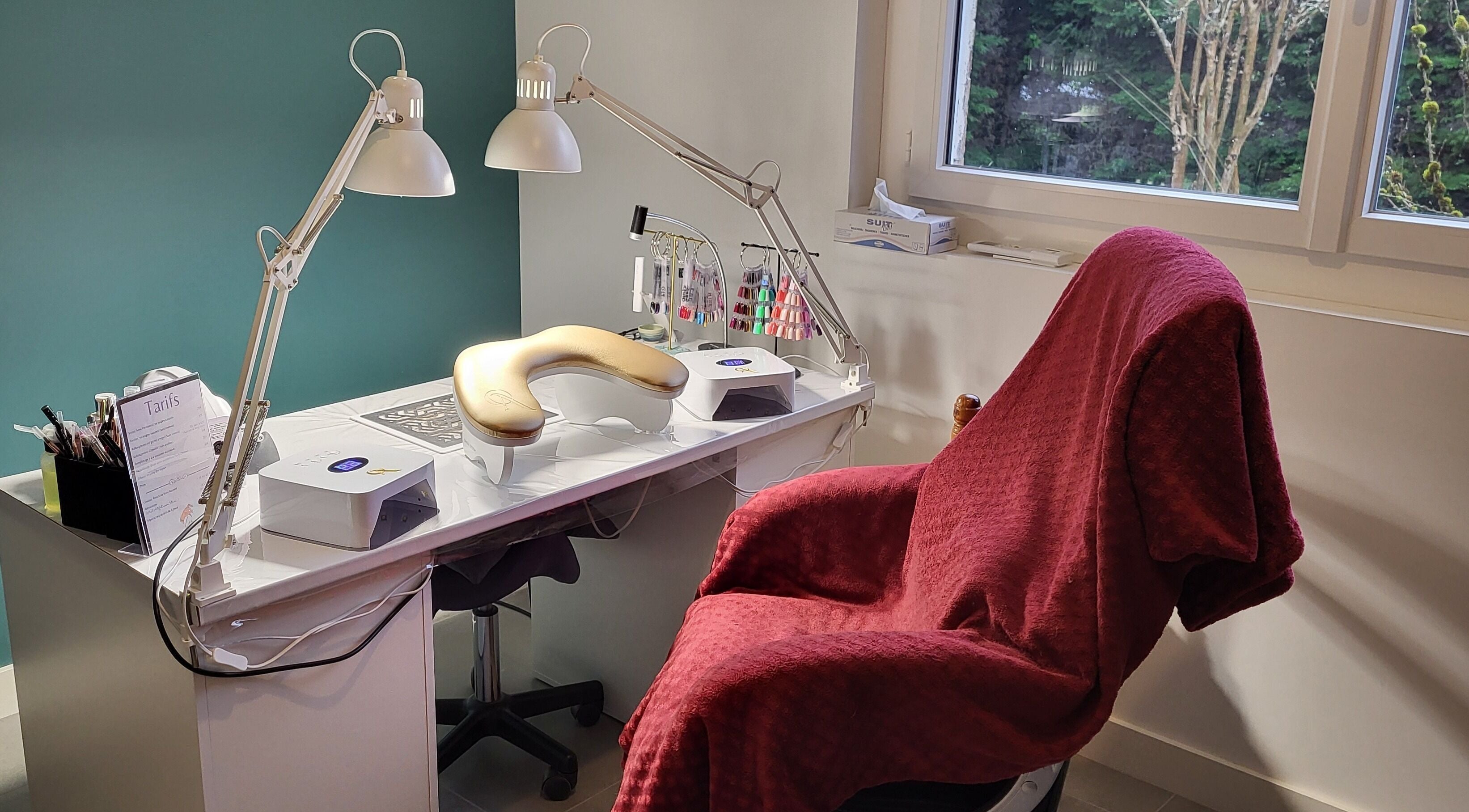 Espace manucure lumineux à CyrPassio'Nails, La Ville-dieu-du-temple, Occitanie, FR, prêt pour votre soin beauté.