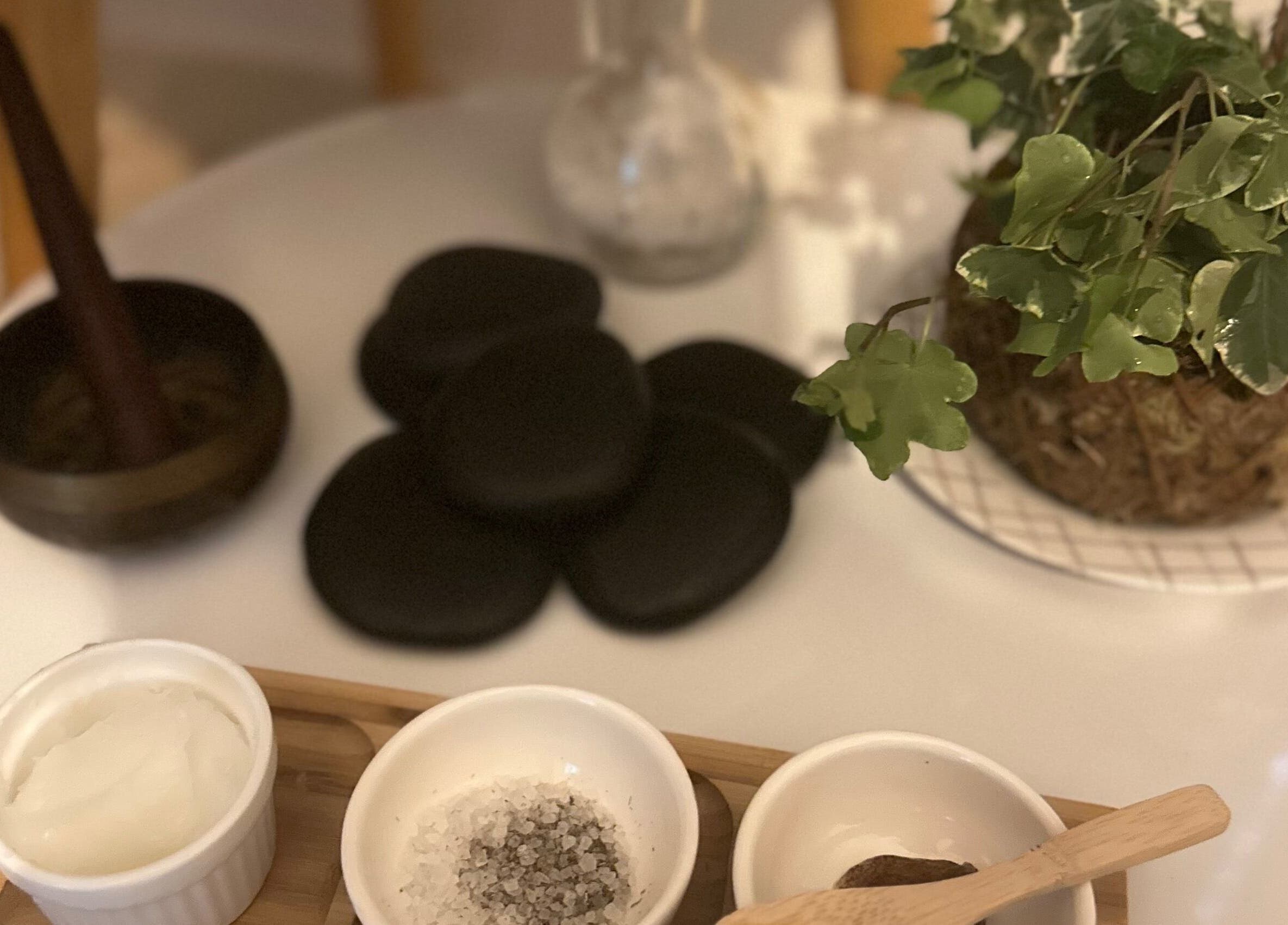 Itens de spa Terapias de SPA - Heloisy Coleta em São Paulo, São Paulo, BR, com pedras quentes e cremes.