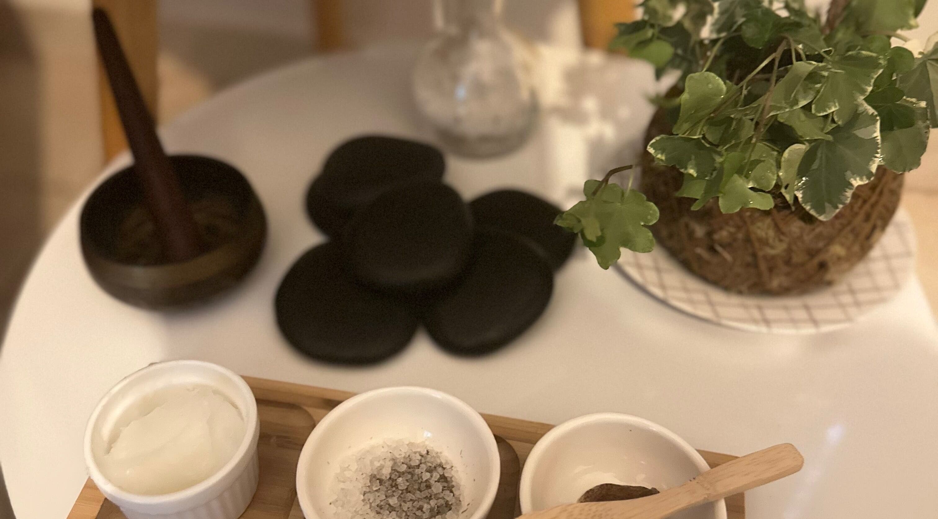 Itens de spa Terapias de SPA - Heloisy Coleta em São Paulo, São Paulo, BR, com pedras quentes e cremes.