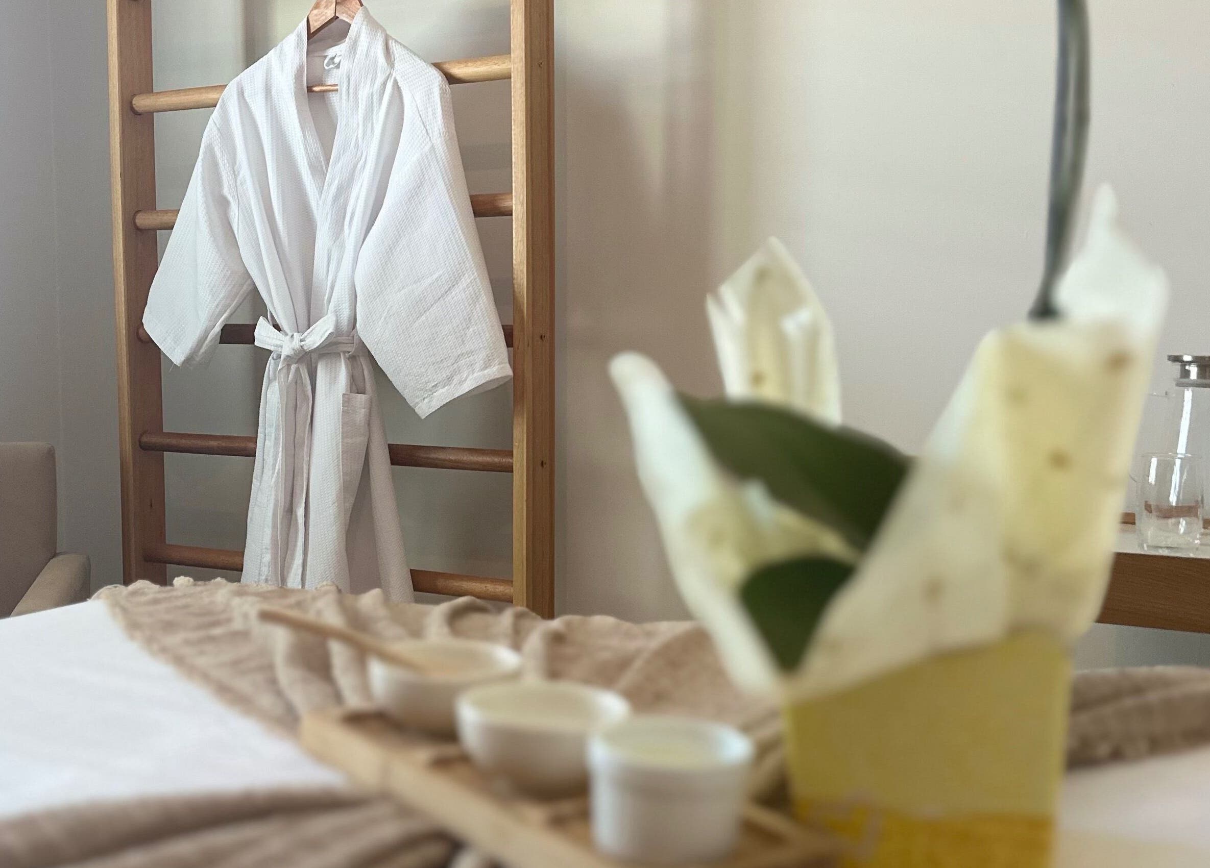 Ambiente relaxante no Terapias de SPA - Heloisy Coleta, em São Paulo, com roupão e decoração suave.