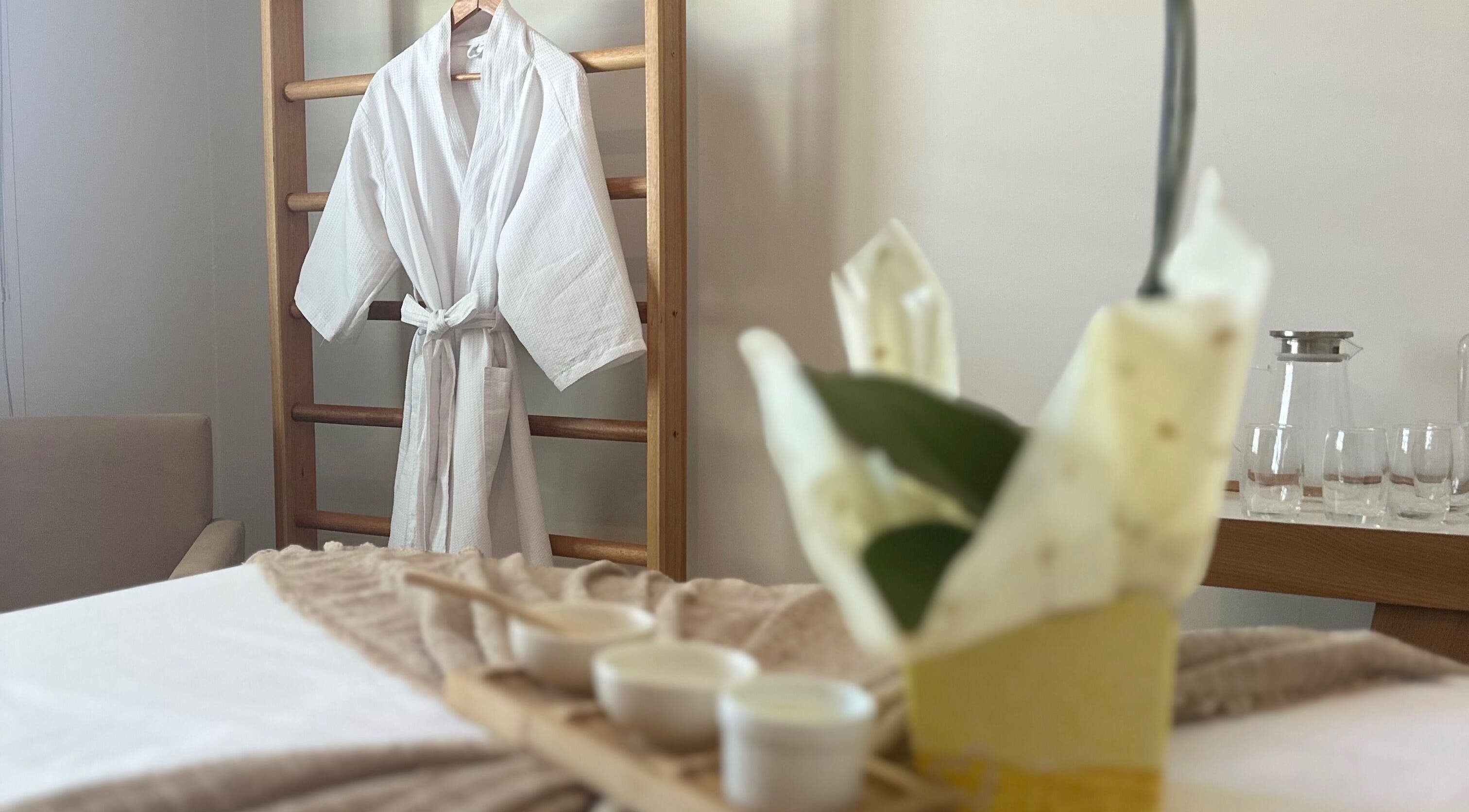 Ambiente relaxante no Terapias de SPA - Heloisy Coleta, em São Paulo, com roupão e decoração suave.