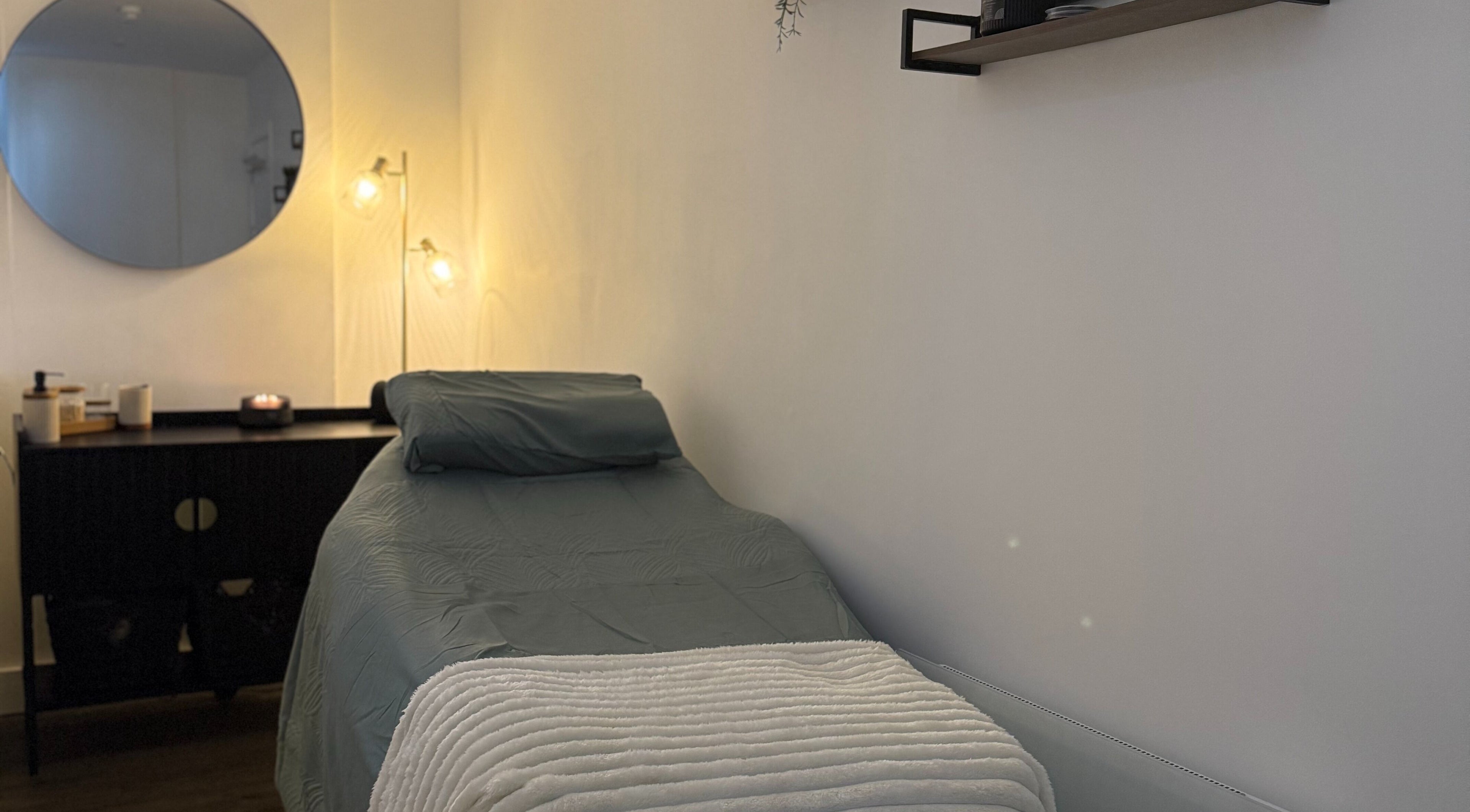 Relaxing treatment room at Beauty by Gonzàlez, West Bridgford, England, GB, with soft lighting and cozy bed.
