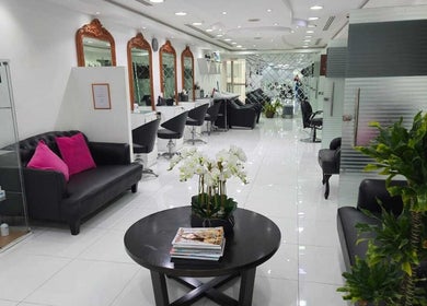Modern lounge area at Ambra Beauty in Abu Dhabi, AE, featuring chic seating and decor.