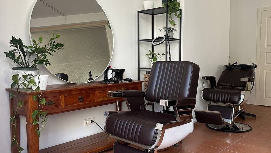 Oly Cut Barbershop 💈 image 1
