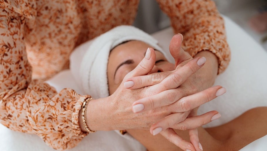 Relaxing facial massage at Flourish Skin & Beauty, Wānaka, Otago, NZ, enhancing wellness and tranquility.