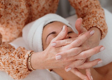 Relaxing facial massage at Flourish Skin & Beauty, Wānaka, Otago, NZ, enhancing wellness and tranquility.