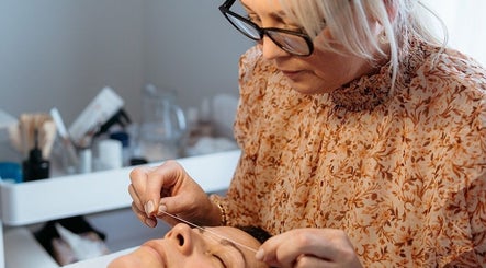 Expert threading at Flourish Skin & Beauty in Wānaka, Otago, NZ ensures precise, gentle eyebrow shaping.