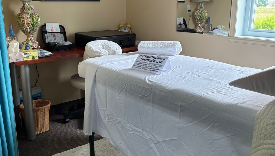 Salle de massothérapie à Clinique MEDS - Massothérapie Professionnelle et Cryothérapie, Saint-jean-de-matha, Québec, CA.