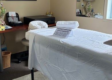 Salle de massothérapie à Clinique MEDS - Massothérapie Professionnelle et Cryothérapie, Saint-jean-de-matha, Québec, CA.