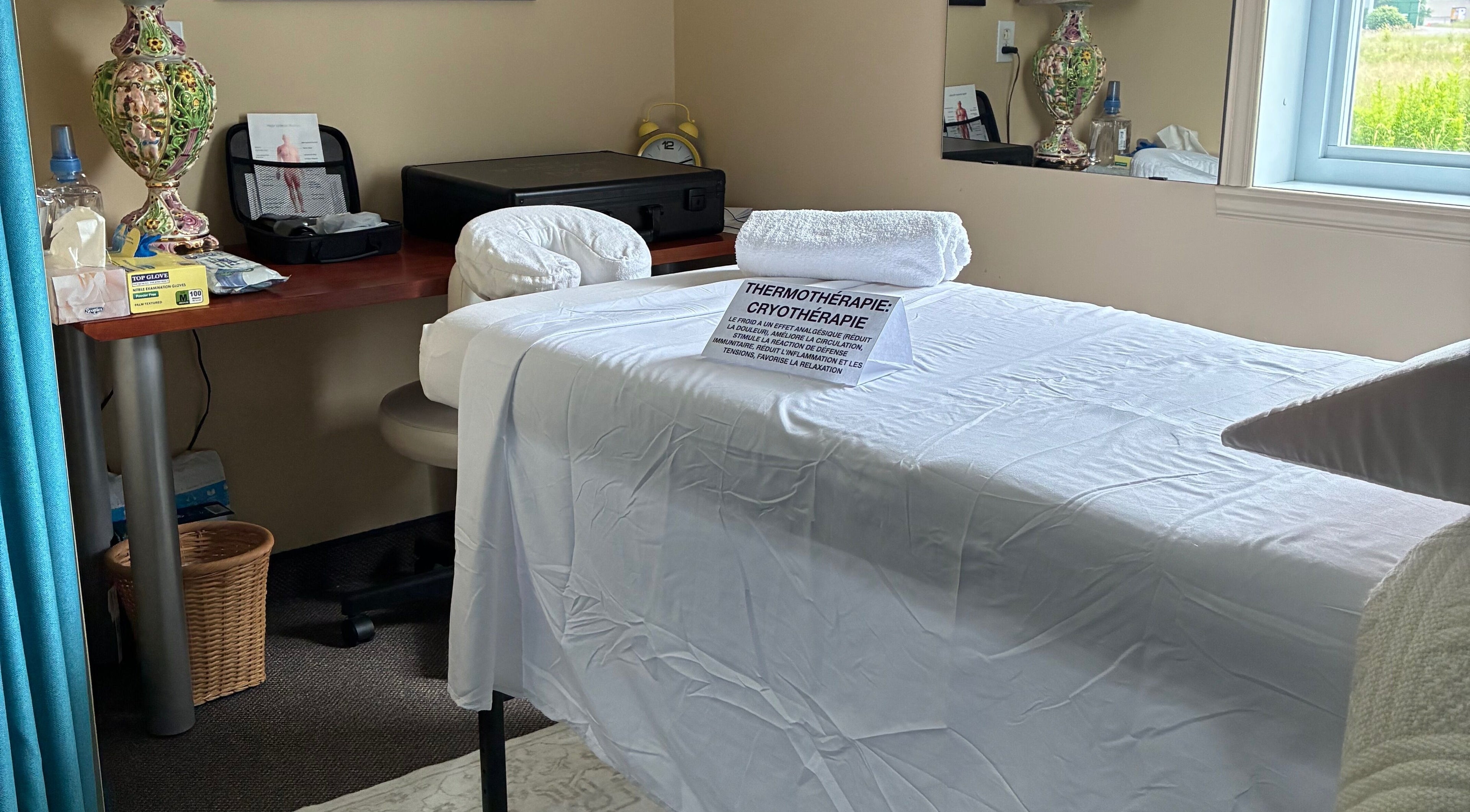 Salle de massothérapie à Clinique MEDS - Massothérapie Professionnelle et Cryothérapie, Saint-jean-de-matha, Québec, CA.