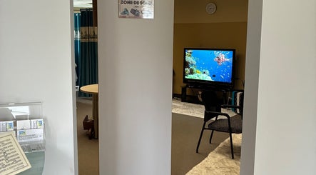 Intérieur de Clinique MEDS à Saint-jean-de-matha, Québec, CA, avec TV diffusant des images sereines.