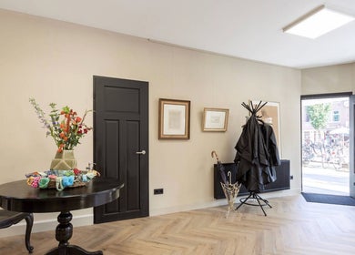 Stijlvolle ingang bij Salon Zuid, Amsterdam, Noord-Holland, NL met elegante decoraties en meubels.