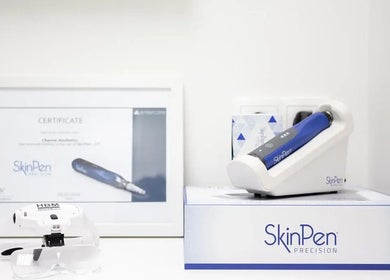SkinPen-certificaat bij Charme Aesthetics, Utrecht, Utrecht, NL, met apparaat en bril.