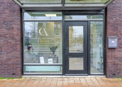 Voordeur van Charme Aesthetics in Utrecht, Utrecht, NL, met modern glazen ontwerp.