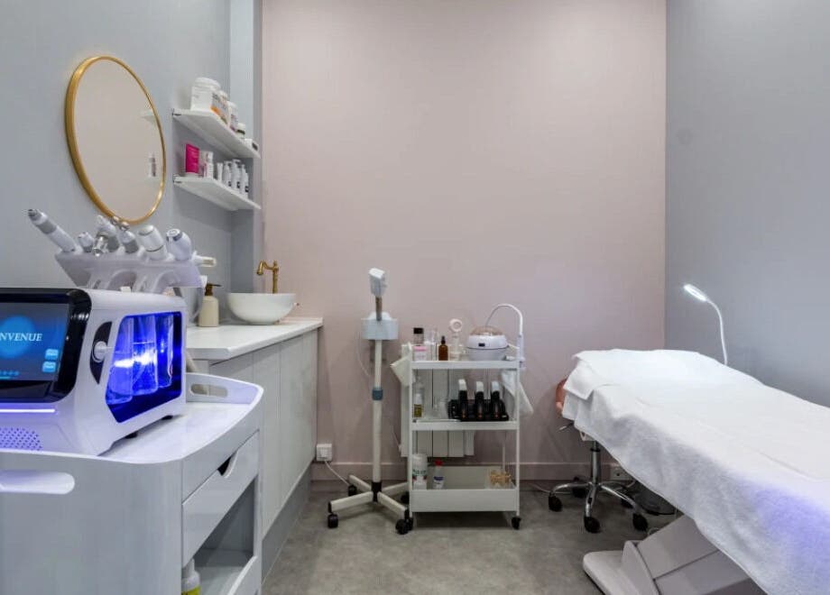 Modern treatment room at Institut Caramel Paris in Paris, Île-de-france, FR, featuring state-of-the-art equipment.