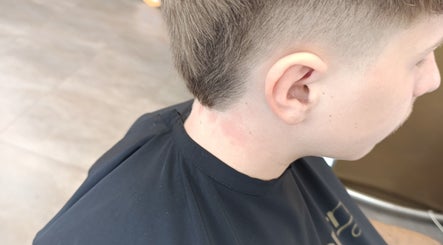 Corte de cabello juvenil en Magic Peluqueros, Sant Joan D'alacant, Comunidad Valenciana, ES.