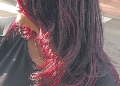 Cabello con reflejos rojos brillantes en Magic Peluqueros, Sant Joan D'alacant, Comunidad Valenciana, ES.