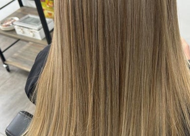 Cabello rubio liso y brillante en Magic Peluqueros, Sant Joan D'alacant, Comunidad Valenciana, ES.