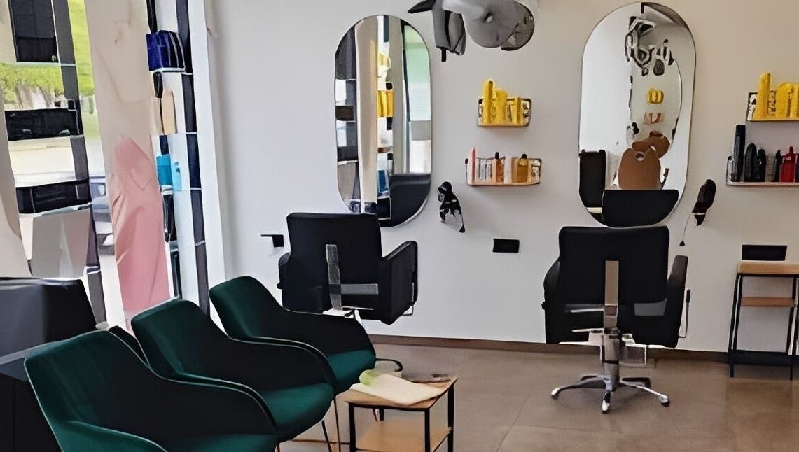 Interior moderno de Magic Peluqueros en Sant Joan D'alacant, Comunidad Valenciana, ES, con sillas elegantes.