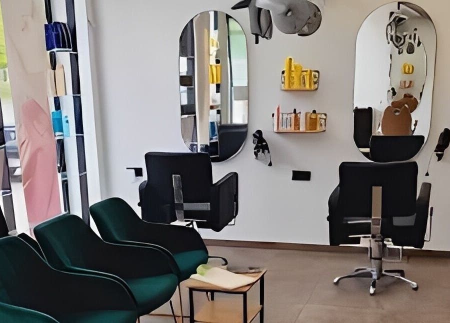 Interior moderno de Magic Peluqueros en Sant Joan D'alacant, Comunidad Valenciana, ES, con sillas elegantes.