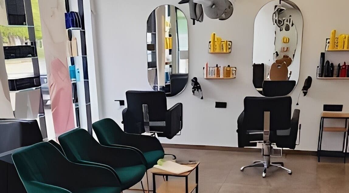 Interior moderno de Magic Peluqueros en Sant Joan D'alacant, Comunidad Valenciana, ES, con sillas elegantes.
