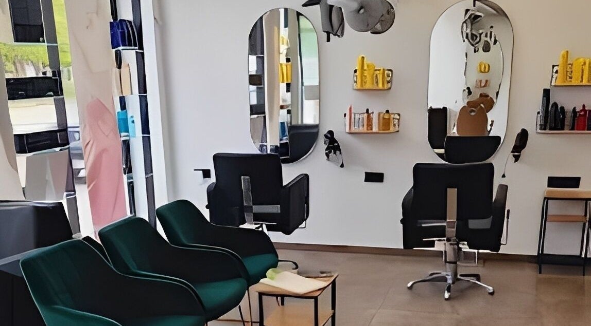 Interior moderno de Magic Peluqueros en Sant Joan D'alacant, Comunidad Valenciana, ES, con sillas elegantes.