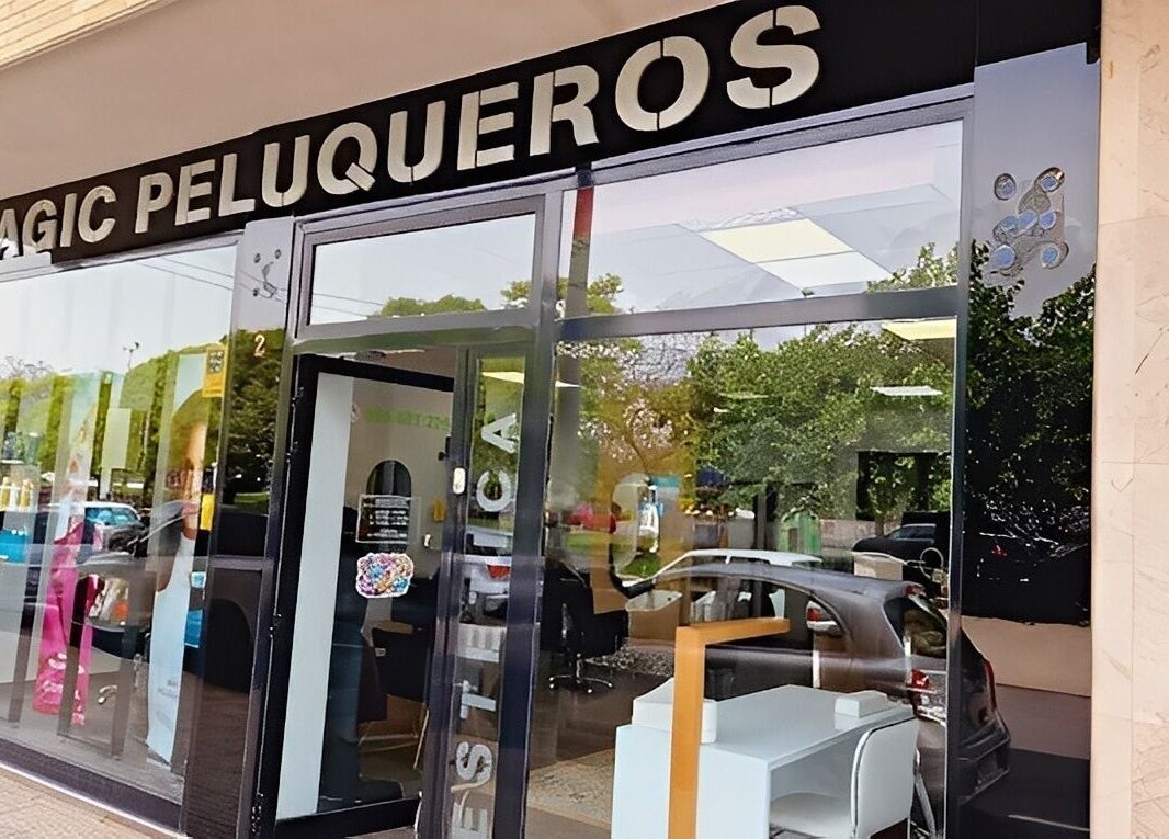 Entrada principal de Magic Peluqueros en Sant Joan D'alacant, Comunidad Valenciana, ES, con fachada moderna.