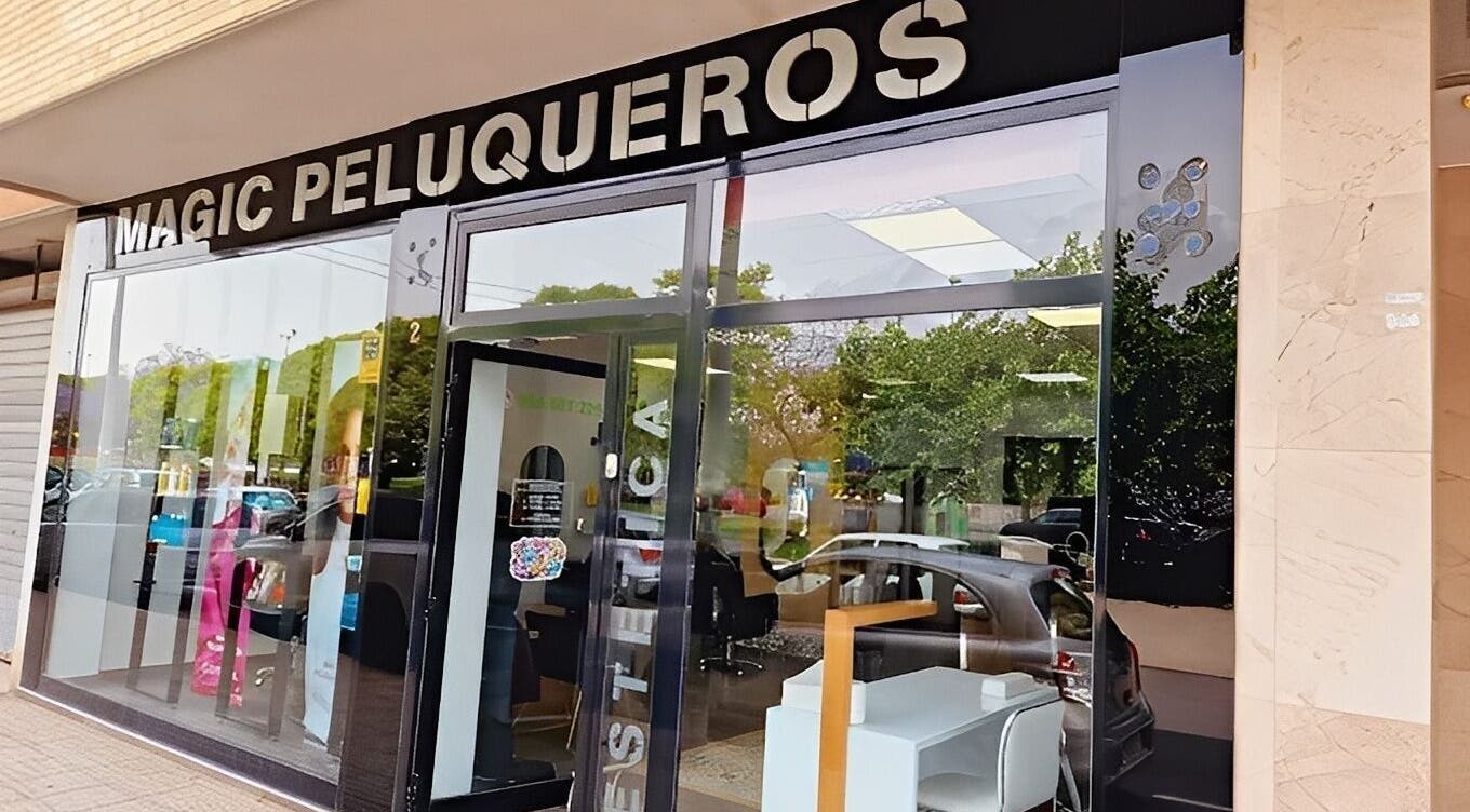 Entrada principal de Magic Peluqueros en Sant Joan D'alacant, Comunidad Valenciana, ES, con fachada moderna.