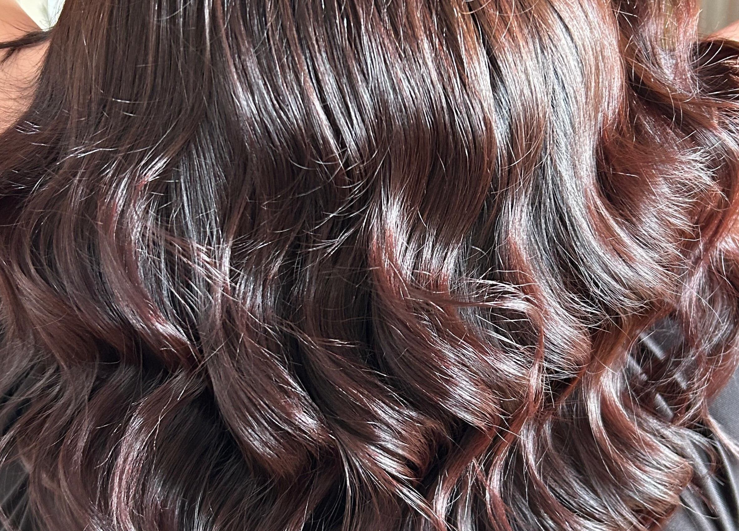 Cabello rizado brillante en Magic Peluqueros, Sant Joan D'alacant, Comunidad Valenciana, ES.