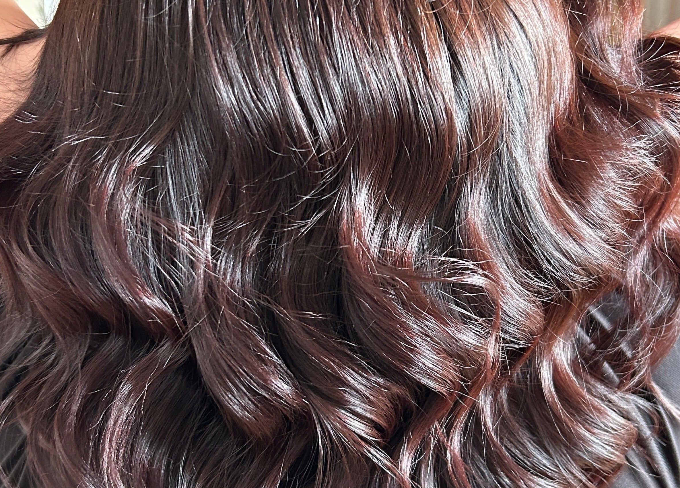 Cabello rizado brillante en Magic Peluqueros, Sant Joan D'alacant, Comunidad Valenciana, ES.