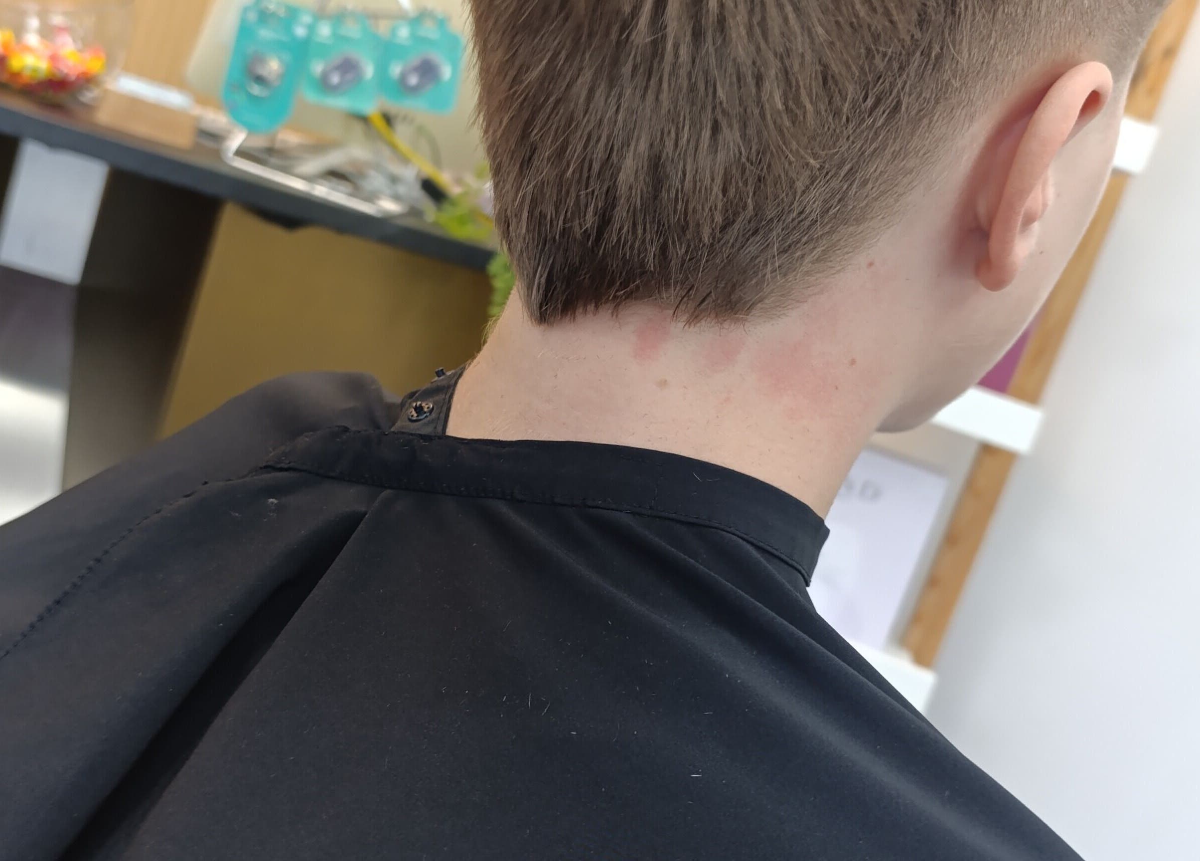 Cliente con corte de cabello moderno en Magic Peluqueros, Sant Joan D'alacant, Comunidad Valenciana, ES.