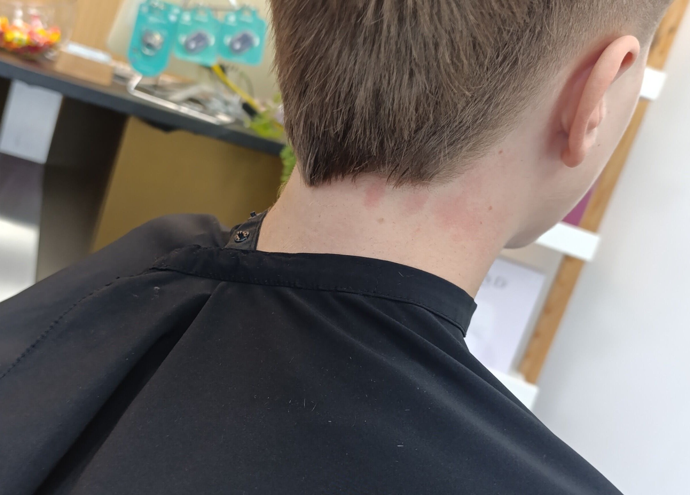 Cliente con corte de cabello moderno en Magic Peluqueros, Sant Joan D'alacant, Comunidad Valenciana, ES.