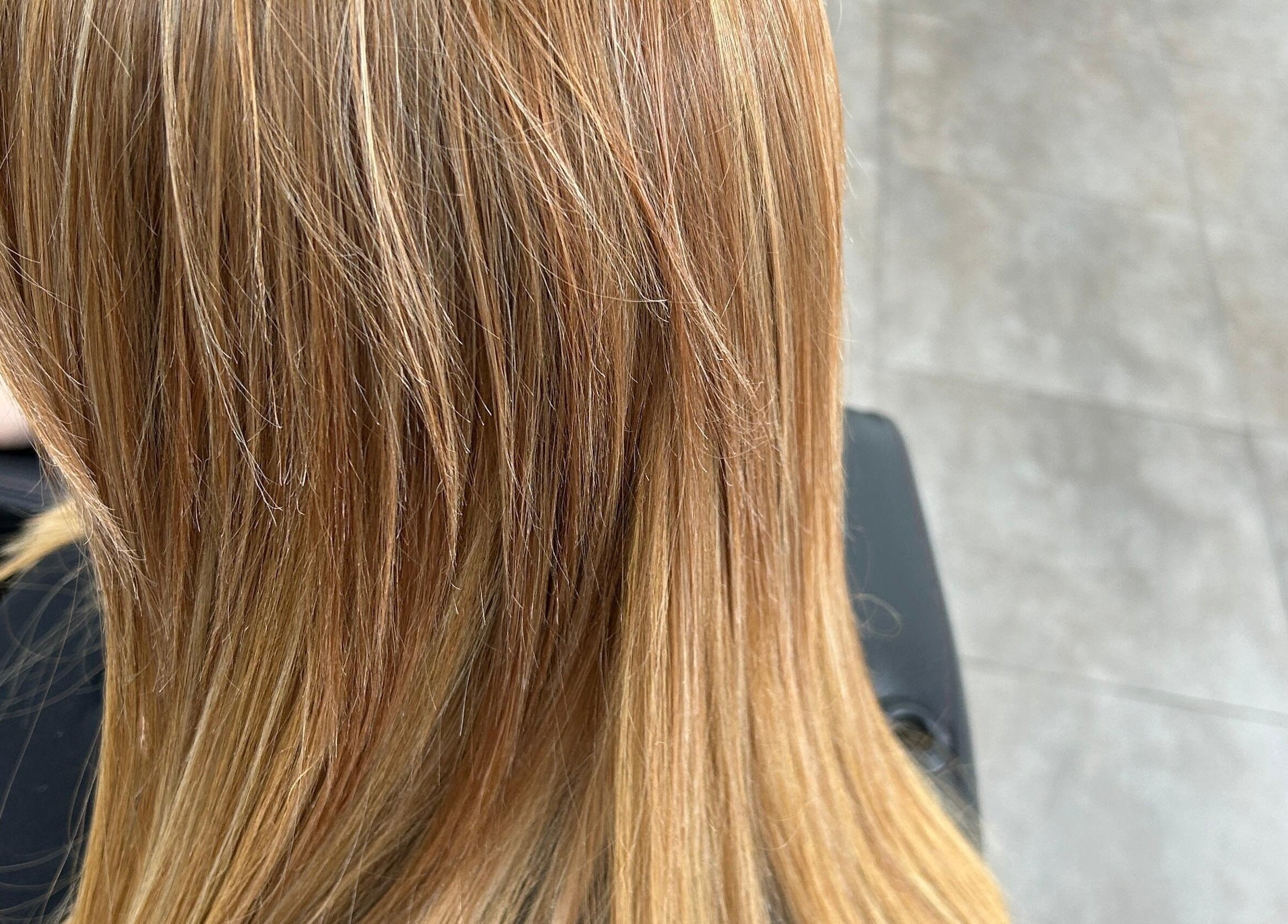 Reflejos dorados en Magic Peluqueros, Sant Joan D'alacant, Comunidad Valenciana, ES, cuidado y estilo único.