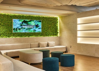 Stylish lobby at EcoJardin Jamsil Lotte Tower Branch 에코쟈뎅, 서울특별시, 서울특별시, KR with plush seating and green wall.