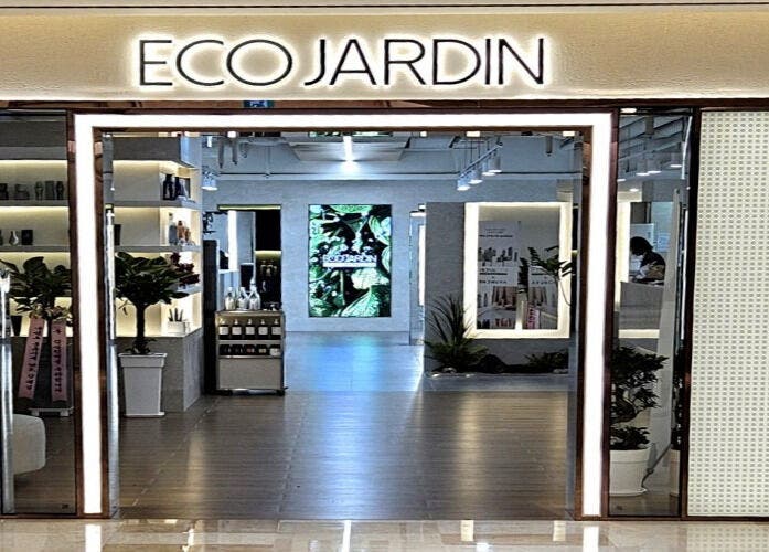 Entrance of EcoJardin Jamsil Lotte Tower Branch 에코쟈뎅 in 서울특별시, 서울특별시, KR, showcasing sleek decor.