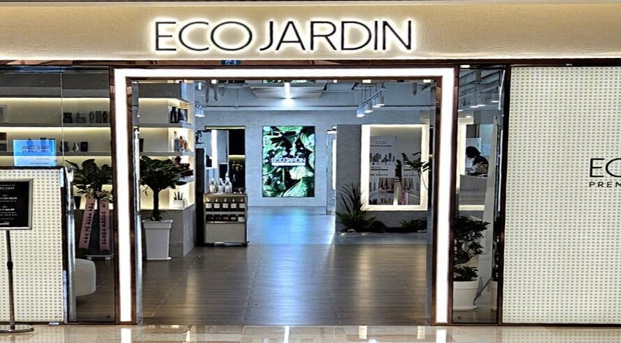 Entrance of EcoJardin Jamsil Lotte Tower Branch 에코쟈뎅 in 서울특별시, 서울특별시, KR, showcasing sleek decor.