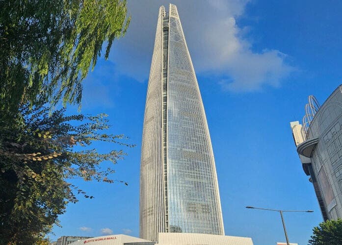 Lotte Tower near EcoJardin Jamsil Lotte Tower Branch 에코쟈뎅 in 서울특별시, 서울특별시, KR with greenery.