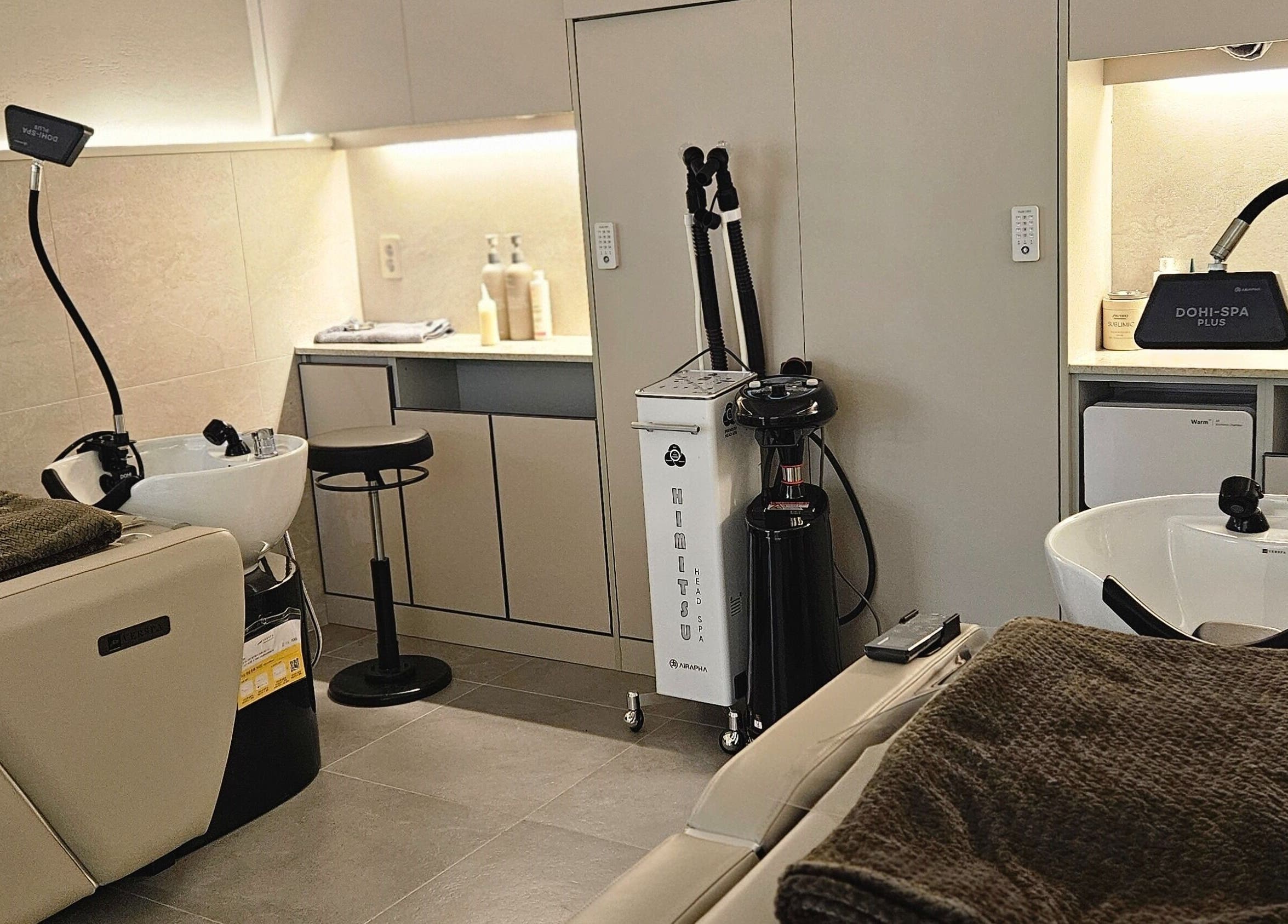 Interior of EcoJardin Jamsil Lotte Tower Branch 에코쟈뎅, 서울특별시, KR, featuring plush chairs and modern decor.