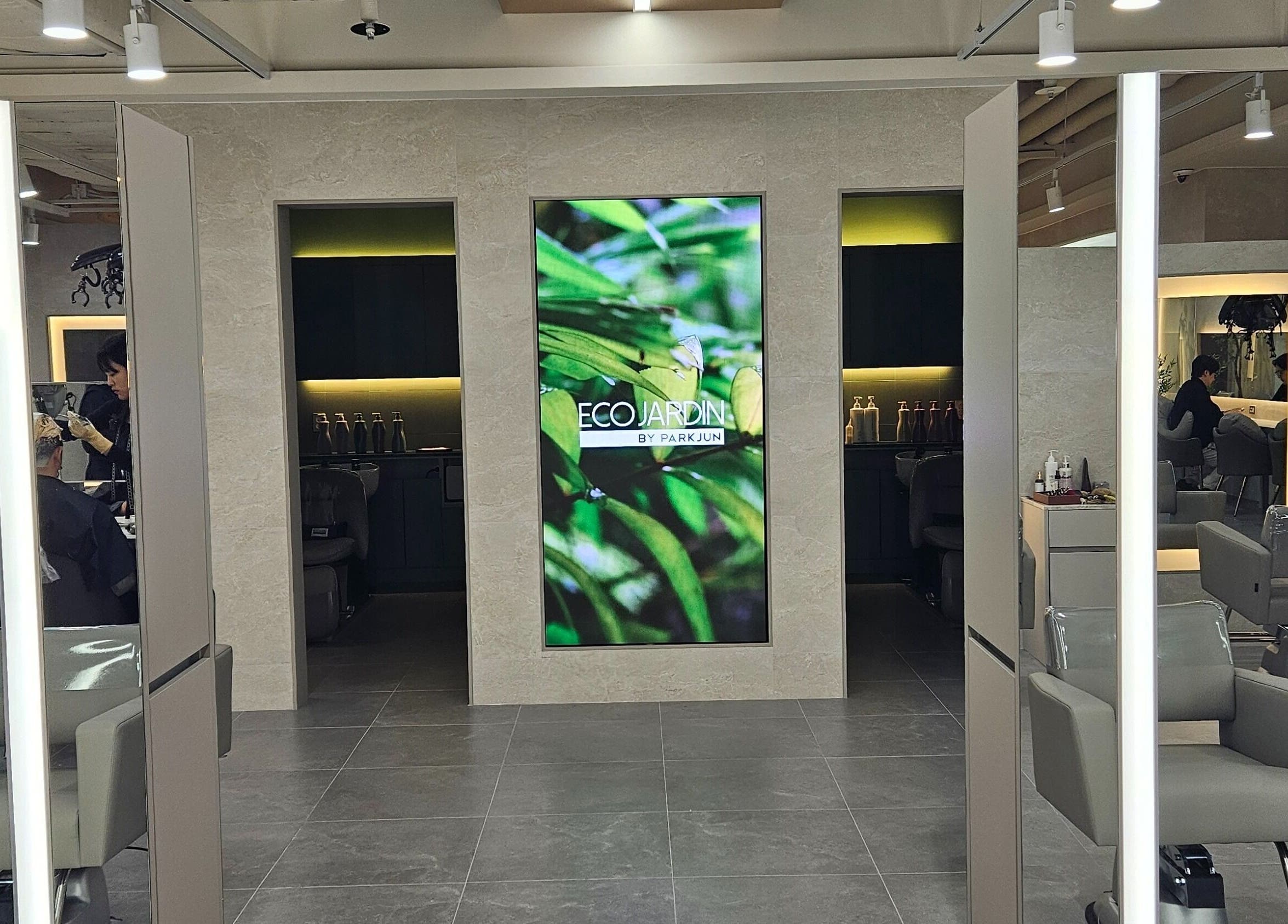 Inside view of EcoJardin Jamsil Lotte Tower Branch 에코쟈뎅 in 서울특별시, sleek chairs and modern decor.