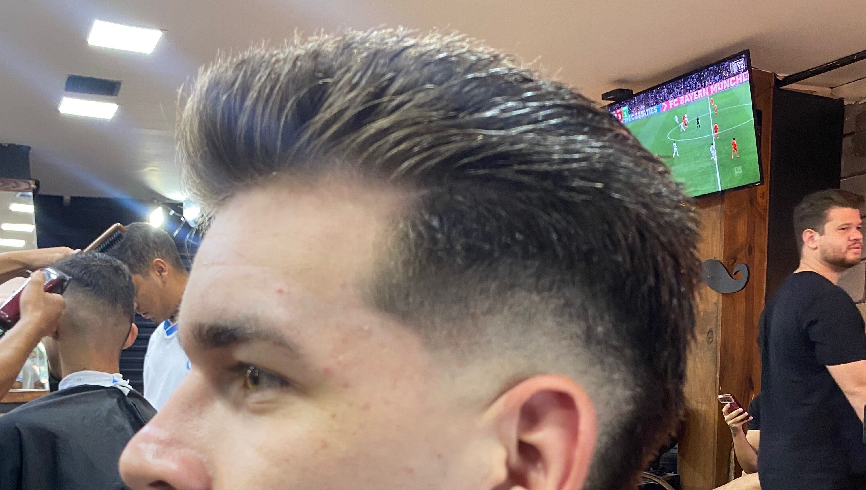 Corte de cabelo moderno no salão Guilherme Nascimento, Distrito Federal, Distrito Federal, BR.